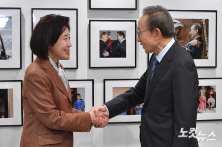 악수하는 이명박 전 대통령-나경원 의원
