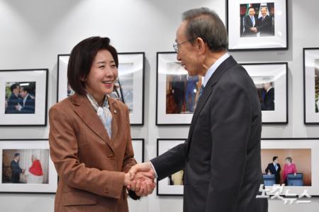 이명박 전 대통령과 악수하는 나경원 의원