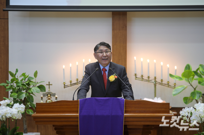 신임 대표회장으로 추대 받은 추이엽 목사가 회의를 진행하고 있다.