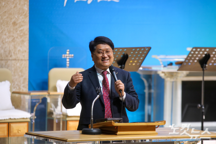삼례동부교회 김요환 목사가 설교를 전하고 있다.