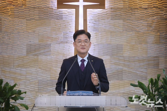 지방회장 권형준 목사가 설교를 전하고 있다.
