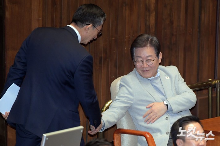 인사하는 이재명 전 대표-정성호 의원