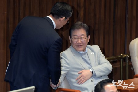 대화하는 이재명 전 대표-정성호 의원