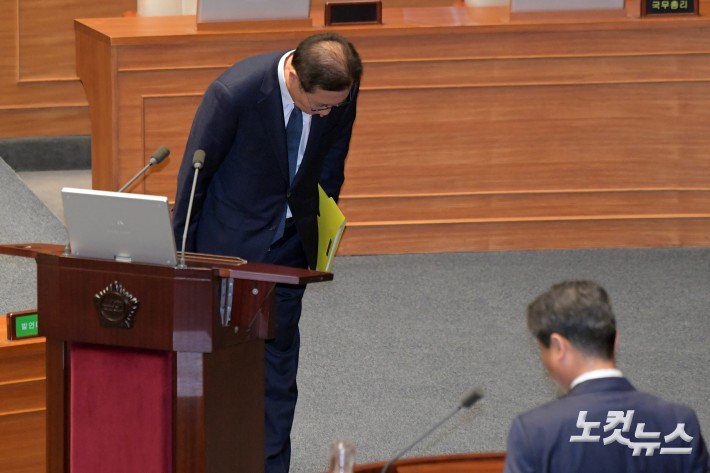 14일 서울 여의도 국회에서 열린 제424회국회(임시회) 제2차 본회의 정치·외교·통일·안보에 관한 대정부질문에서 박성재 법무부 장관이 답변을 마치고 자리로 돌아가고 있다.