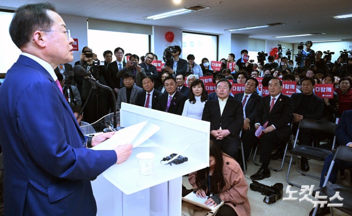 캠프 사무실에서 대선 출마 선언한 홍준표