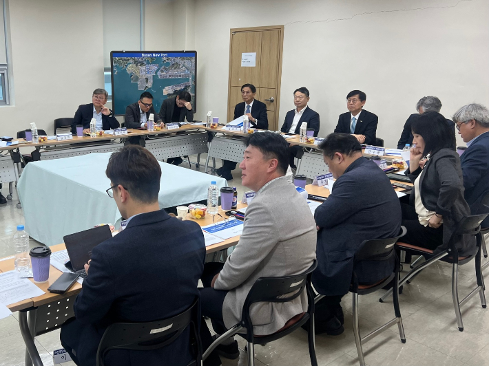 부산항만공사(BPA)는 14일 신항지사 대회의실에서 '제1차 부산항 운영 경쟁력 강화 협의회'를 개최했다고 밝혔다. 부산항만공사 제공
