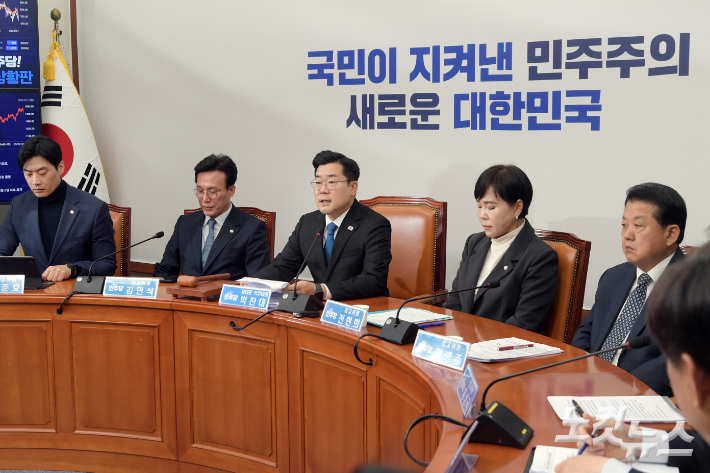 더불어민주당 박찬대 당대표 직무대행 겸 원내대표가 14일 서울 여의도 국회에서 열린 최고위원회의에서 발언을 하고 있다. 윤창원 기자