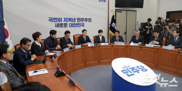 더불어민주당 박찬대 당대표 직무대행 겸 원내대표가 14일 서울 여의도 국회에서 열린 최고위원회의에서 발언을 하고 있다. 윤창원 기자