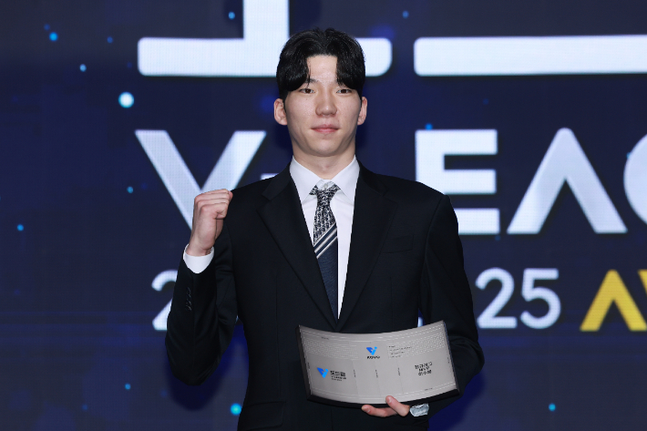 14일 서울 서대문구 스위스그랜드호텔에서 열린 프로배구 도드람 2024-2025 V리그 시상식에서 현대캐피탈 허수봉이 남자부 정규리그 MVP를 수상한 뒤 기념 촬영하고 있다. 연합뉴스