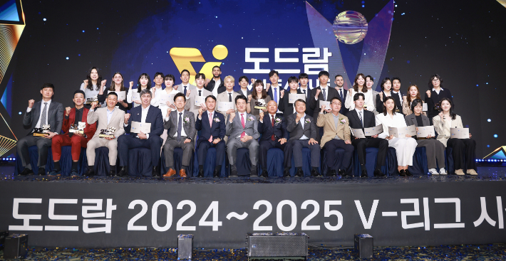 14일 서울 서대문구 스위스그랜드호텔에서 열린 프로배구 도드람 2024-2025 V리그 시상식에서 수상자들이 기념 촬영하고 있다. 연합뉴스
