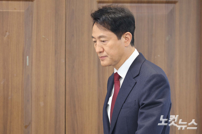 오세훈 서울시장이 12일 서울 여의도 국민의힘 당사에서 열린 긴급 기자회견에 참석하고 있다. 류영주 기자