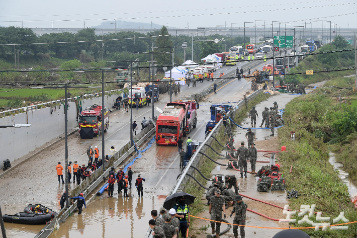 미호천 제방 유실로 침수된 충북 청주시 오송읍 궁평2지하차도에서 군 장병들의 배수 작업과 동시에 119 구조대원들이 버스 인양 뒤 실종자 수색을 이어가고 있다. 오송=박종민 기자