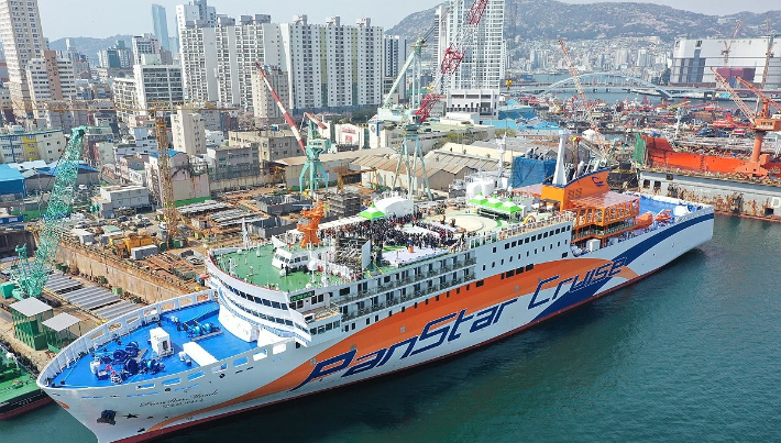 9일 부산 영도조선소에서 열린 명명식으로 모습 드러낸 팬스타그룹의 초호화 크루즈 '미라클호'. 연합뉴스 