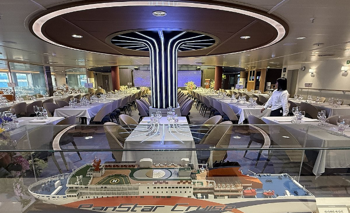 팬스타 '미라클호' 내부. 연합뉴스 