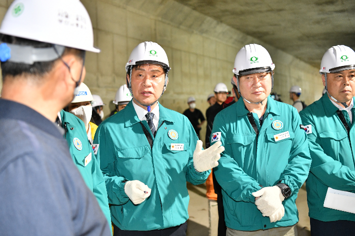 지난 10일, 사상~하단 구간에 발생한 땅꺼짐 현장 점검에 나선 부산시의회 건설교통위원회, 왼쪽부터 김재운 위원장, 이복조 의원, 박진수 의원. 부산시의회 제공