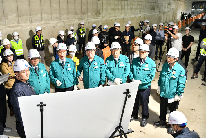 지난 10일, 사상~하단 구간에 발생한 땅꺼짐 현장 점검에 나선 부산시의회 건설교통위원회. 부산시의회 제공