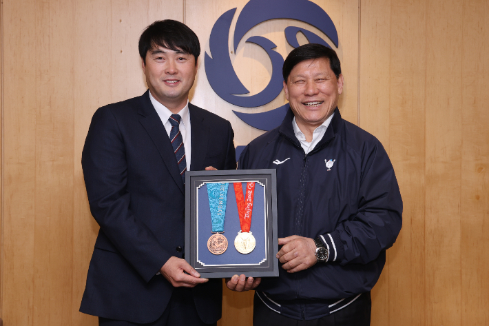 삼성 라이온즈의 정대현 수석코치가 허구연 KBO 총재에게 올림픽 메달을 기증한 후 기념 사진을 찍고 있다. KBO 제공