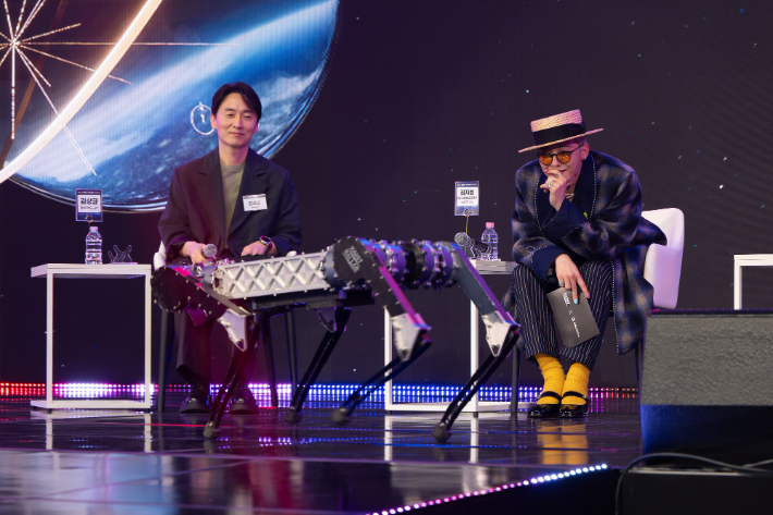 가수 지드래곤이 황보제민 교수 연구팀의 춤추는 라이보를 살펴보고 있다. 카이스트 제공