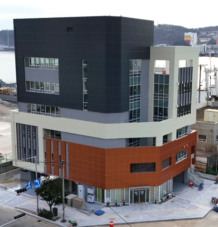 부산 감천항에 들어선 7층 규모 항만근로자 복지센터 전경. 부산항만공사 제공