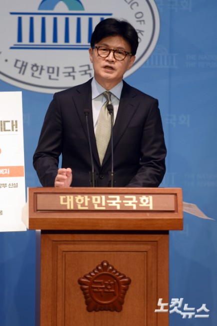 제21대 대통령 선거 출마를 선언한 한동훈 국민의힘 전 대표가 15일 서울 여의도 국회 소통관 기자회견장에서 정책 비전 발표를 하고 있다.