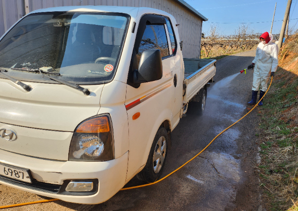전남의 한 농가에서 구제역 확산 차단을 위한 차량 소독을 하고 있다. 전남도 제공 