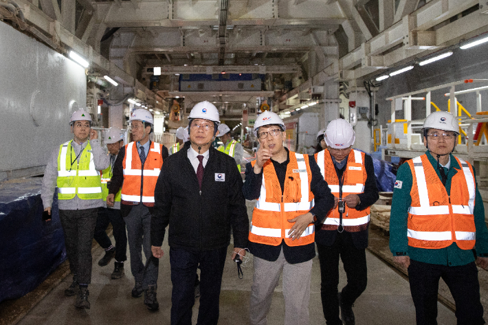 박상우 국토교통부 장관이 15일 오전 김포~파주 한강터널 공사현장을 점검했다. 국토부 제공