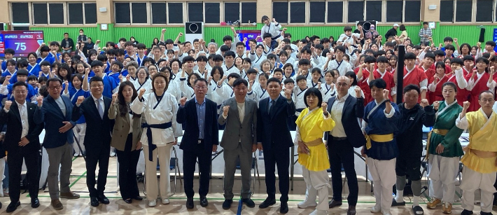 대한택견회에와 국제스포츠전략위원회가 'K-스포츠 택견 국제화를 위한 업무협약'을 체결한 후 기념촬영을 하고있다. 대한택견회 제공 
