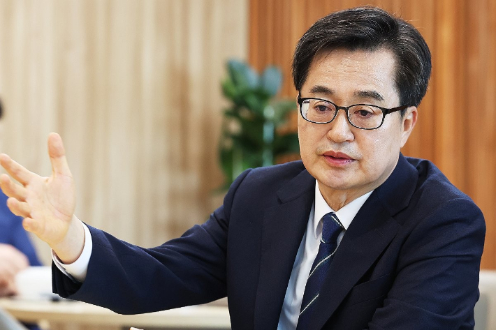 김동연 경기지사가 15일 경기도 수원시 경기도청에서 열린 '자동차 부품업계 관세 대응을 위한 후속 조치 점검 회의'에서 발언하고 있다. 연합뉴스
