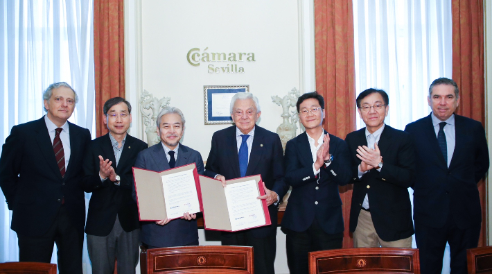 대전상의와 세비야상의가 경제교류 협력을 위한 업무협약을 체결한 뒤 기념촬영을 하고 있다. 대전상의 제공