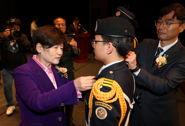 대구 6개 군(軍)특성화고 '합동발대식' 강은희 교육감이 한 학생에게 배지를 달아주고 있다. 대구시교육청 제공 