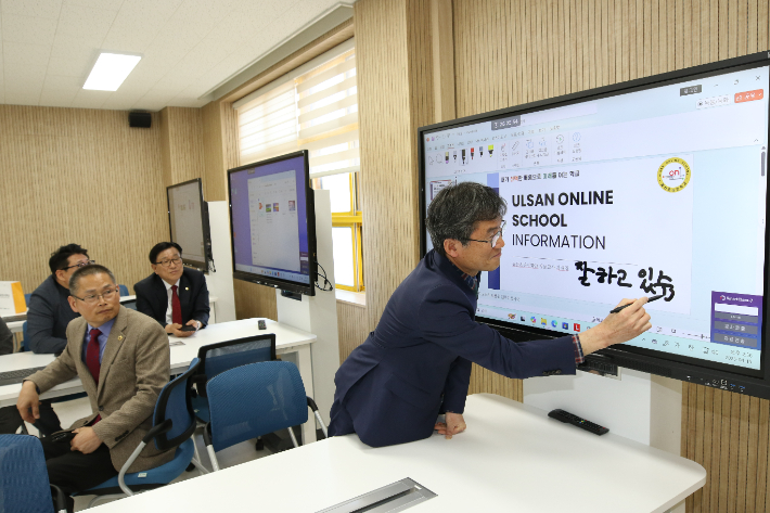 천창수 울산광역시교육감이 15일 울산온라인학교 시설을 살펴보고 있다. 울산시교육청 제공