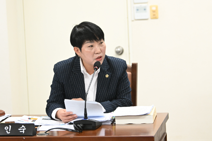 15일 제주도의회 제437회 임시회에서 보건복지안전위원회 홍인숙 의원이 질의하고 있다. 제주도의회  