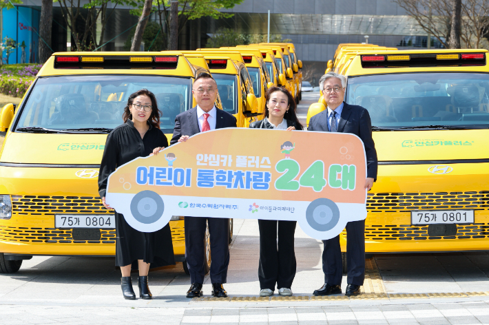 황주호 한수원 사장이 15일 안심카 플러스 차량 전달식을 갖고 있다. 한수원 제공