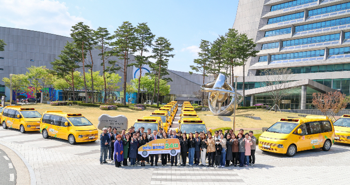 한수원이 15일 안심카 플러스 차량 24대를 전달하고 있다. 한수원 제공
