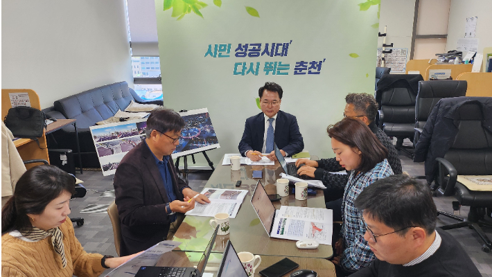 15일 육동한 춘천시장은 기자회견 자리에서 강원FC의 아시아축구연맹 챔피언스리그 엘리트(ACLE) 홈경기 유치와 관련해 춘천시가 협의에 나설 의사가 있음을 밝히면서도, 재정 부담과 경기 일정 조율 등 합리적인 전제 조건이 충족돼야 한다며 구단 측의 책임 있는 대응을 밝혔다. 춘천시 제공