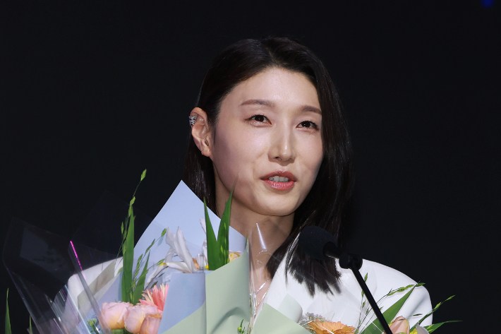 14일 서울 서대문구 스위스그랜드호텔에서 열린 프로배구 도드람 2024-2025 V리그 시상식에서 여자부 정규 리그 MVP를 수상한 김연경이 소감을 밝히고 있다. 연합뉴스