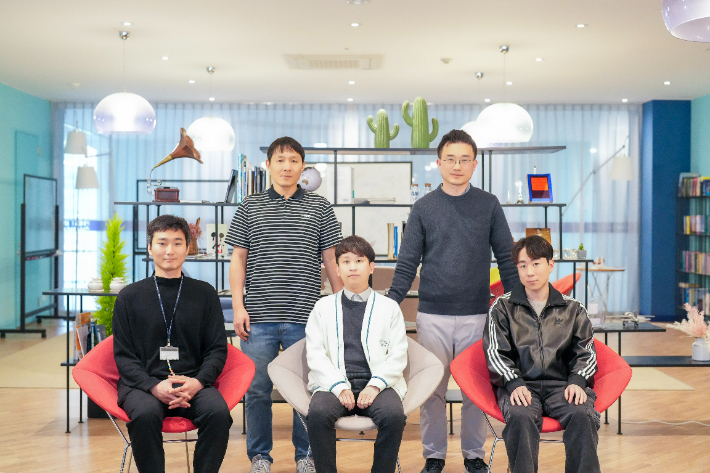 우측 상단부터 반시계 방향으로 장지욱 교수, 서관용 교수, 이명현 연구원, 진원주 박사, 장원식 박사. UNIST 제공