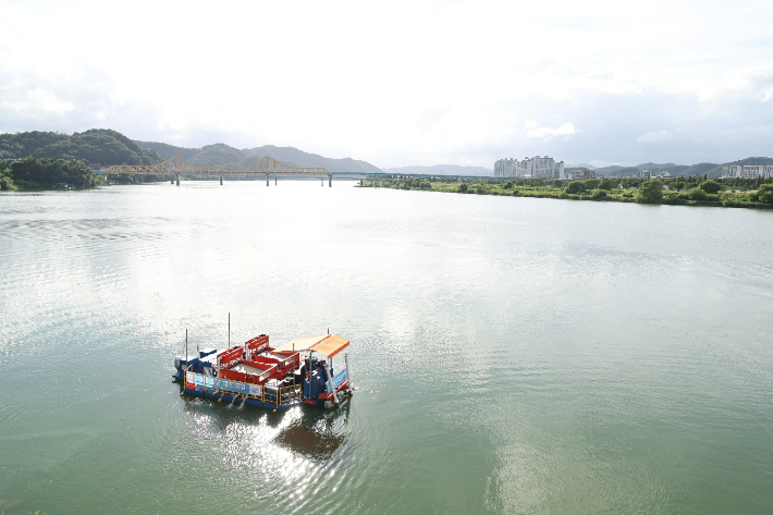 녹조제거선. 경남도청 제공 