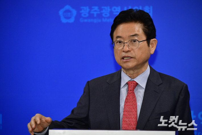 국민의힘 제21대 대통령 경선에 출마한 이철우 경북도지사는 16일 광주시의회에서 기자회견을 열고 광주전남 공약을 발표하며 호남의 지지를 요청했다. 김형로 기자