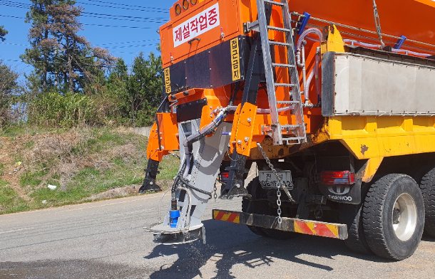 구제역 방역작업에 투입된 제설차량. 전남도 제공