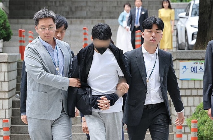 국가지정문화재인 경복궁 담장에 낙서하게 시킨 30대 남성이 지난 2024년 5월 25일 오후 구속 전 피의자 심문(영장실질심사)를 위해 서울 서초구 서울중앙지방법원에 출석하고 있다. 연합뉴스
