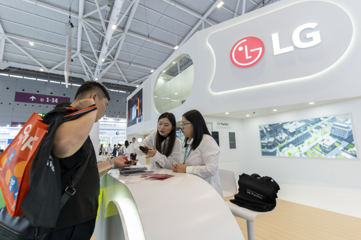 LG전자 부스를 방문한 고객이 LG 퓨로텍 관계자와 대화를 나누고 있다. LG전자 제공