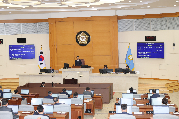 포항시의회는 15일 제323회 임시회 제3차 본회의에서 '포항 촉발지진 정신적 피해 손해배상 소송에 대한 공정한 판결과 국가 책임이행 촉구 결의안'을 채택했다. 포항시의회 제공