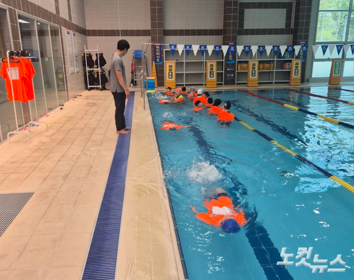 (사)대한생존수영협회가 진행한 생존수영 교육 현장. (사)대한생존수영협회 제공 