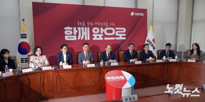 16일 서울 여의도 국회에서 열린 국민의힘 선거관리위원회의에서 황우여 위원장이 발언을 하고 있다.