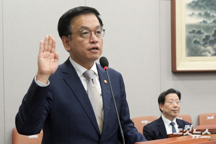 최상목 경제부총리 겸 기획재정부 장관이 16일 서울 여의도 국회에서 열린 법제사법위원회의 기획재정부 장관 최상목 탄핵소추사건 조사 청문회에서 선서를 하고 있다.