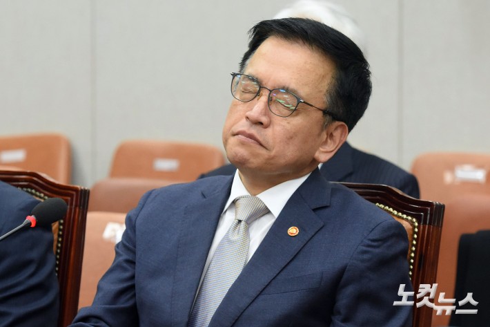 최상목 경제부총리 겸 기획재정부 장관이 16일 서울 여의도 국회에서 열린 법제사법위원회의 기획재정부 장관 최상목 탄핵소추사건 조사 청문회에 출석해 굳은 표정을 짓고 있다.