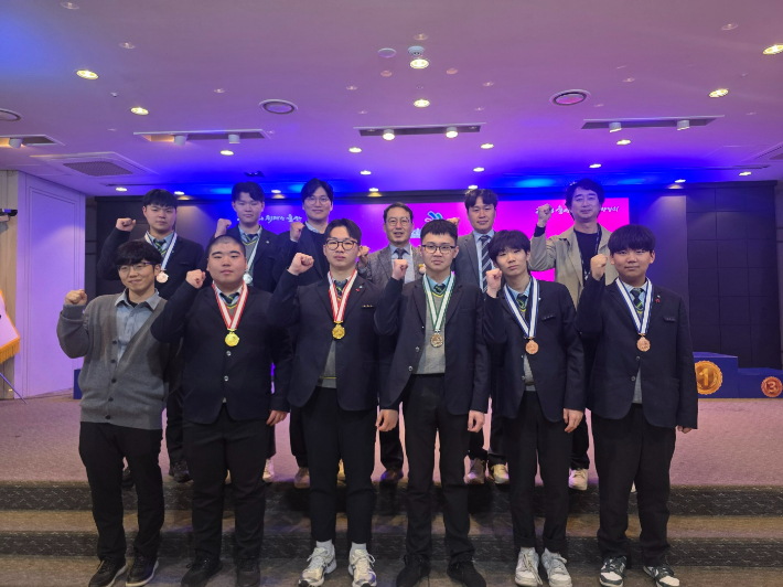 현대공업고는 CNC/선반, 용접, 산업제어에 학생 11명이 참가했고, 금메달 2개, 은메달 2개, 동메달 3개, 장려상 1개를 수상했다. 현대공업고 학생들이 기념촬영을 하고 있는 모습. 울산광역시교육청 제공