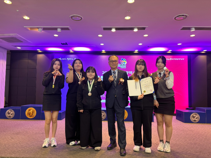 울산미용예술고는 헤어디자인과 피부미용 두 직종에 학생 7명이 참가해 금메달 1개, 은메달 2개, 동메달 1개, 장려상 1개를 수상했다. 울산미용예술고 학생들이 기념촬영을 하고 있는 모습. 울산광역시교육청 제공
