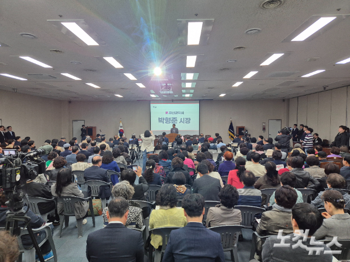 16일 오전 부산시청에서  '부산 글로벌허브시대, 특별법이 답이다'를 주제로 토론회가 열렸다. 박중석 기자